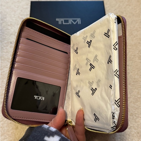 Tumi Mauve Leather Passport Holder - Picture 3 of 5